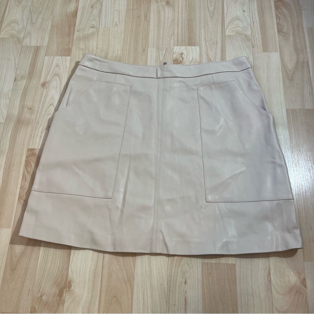 1.State Womens ivory faux leather mini skirt with front pockets Size 10